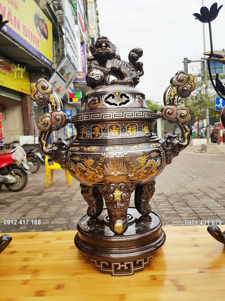5 chữ Ph&uacute;c - Lộc - Thọ - Ninh - Khang tr&ecirc;n đỉnh đồng được khảm v&agrave;ng 9999 v&ocirc; c&ugrave;ng sao trọng